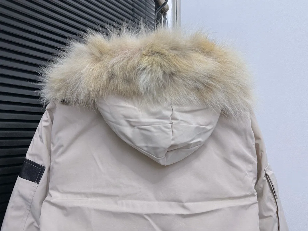 P780 Top Purchasing Version (Wolf Hair Optional) 🇨🇦CANADA GOOES 24 new models 08 models/couple models Factory direct supply: supplying global purchasing agents, micro-business, entities, Tmall, high-end stalls and studio cooperation, free shipping! Canada Goose Expedition Parka 2008 is the same style for men and women. It is mid-length and the most timeless classic. All Arctic and Antarctic scientific expedition teams choose Canada Goose as their cold-proof equipment. It is the Rolls-Royce of down jackets. ➖ Industry-leading anti-counterfeiting chip sensing. ➖ Imported Behringer embroidery machines and customized embroidery labels, the highest level and industry leading. ➖ Imported Korean 21-count polyester-cotton blended original fabric, TC85 waterproof coated fabric, water-repellent, windproof and wear-resistant. ➖ The new national standard 80 white duck down is filled with an average of 520 grams of down. The amount of down filled is industry-leading. ➖ 100% nylon lining with double double-layer sealing design to prevent velvet running, and seamless thread design on the cuffs! ➖ Western Canadian Green Wolf Collar. ➖ Yoshida YKK provides original factory-customized electroplated sliders. YKK two-way lockable zippers are tight and smooth and do not peel off paint. ➖ 3M composite Velcro is durable and the accessories and hardware are all custom-made. Note: Our copywriting is only simple and clear. Instead of bragging about the copywriting, it is better to compare and understand with samples. Only for the purest goose, the most dedicated, the most professional, the highest quality, the highest cost performance!  Size:XS-XXL